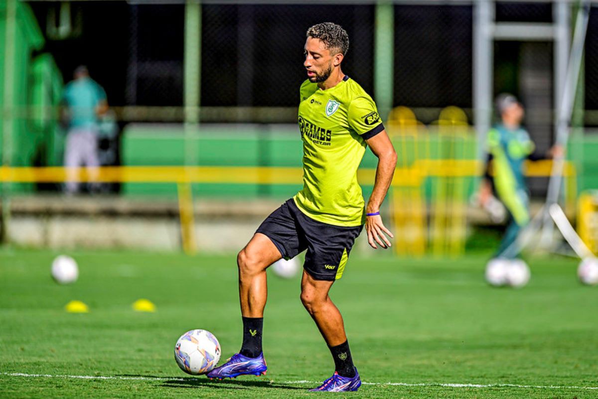 Zagueiro e lateral Júnior, do América