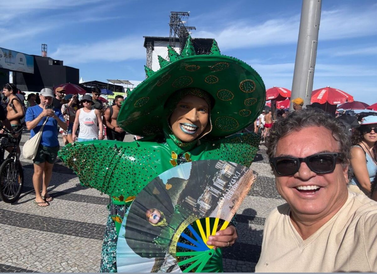 Alencar da Silveira Jr, em Copacabana registra fãs que aguardam show da Lady Gaga