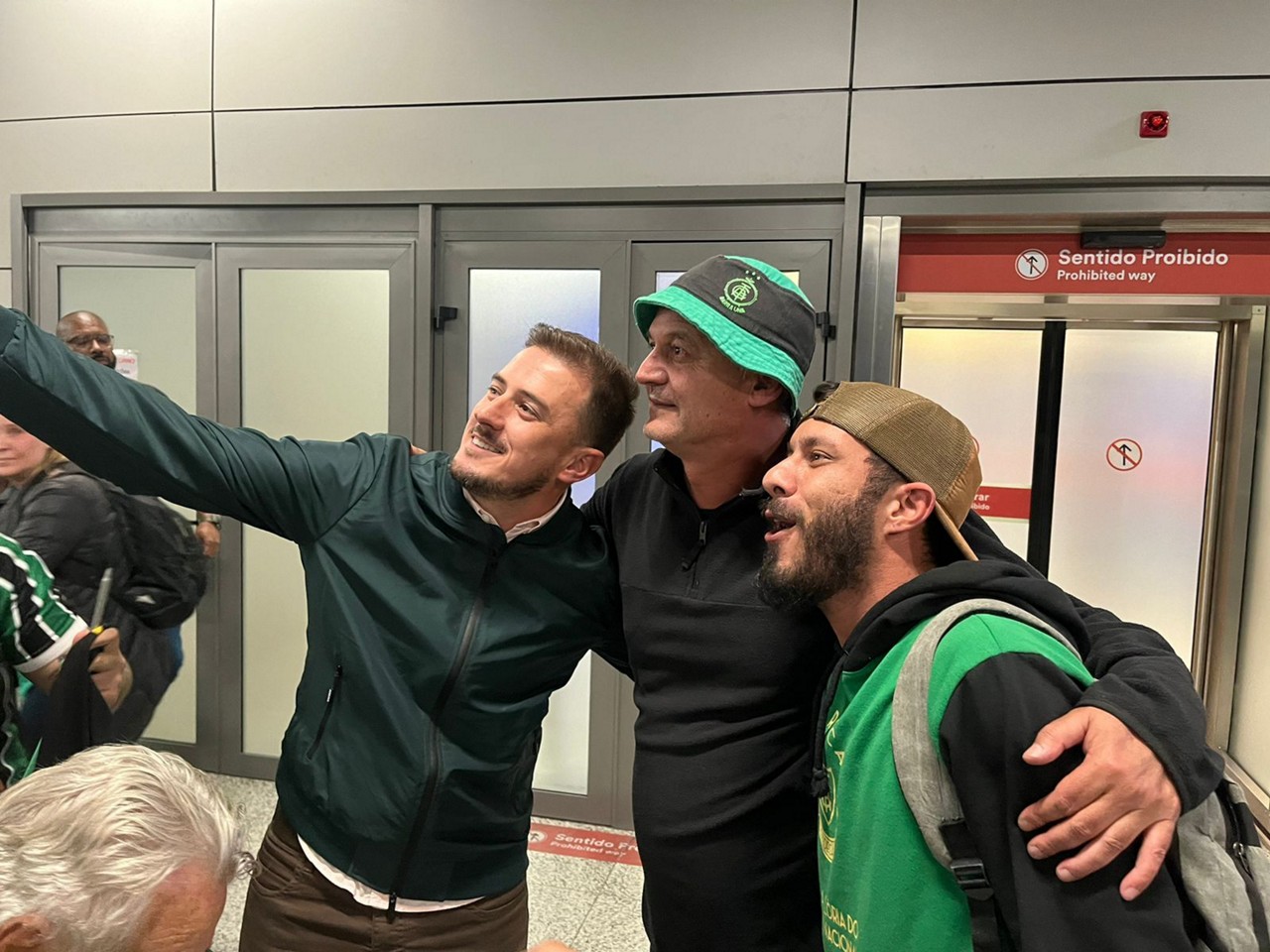 Lisca tira foto com torcedores do América no desembarque no aeroporto de Confins
