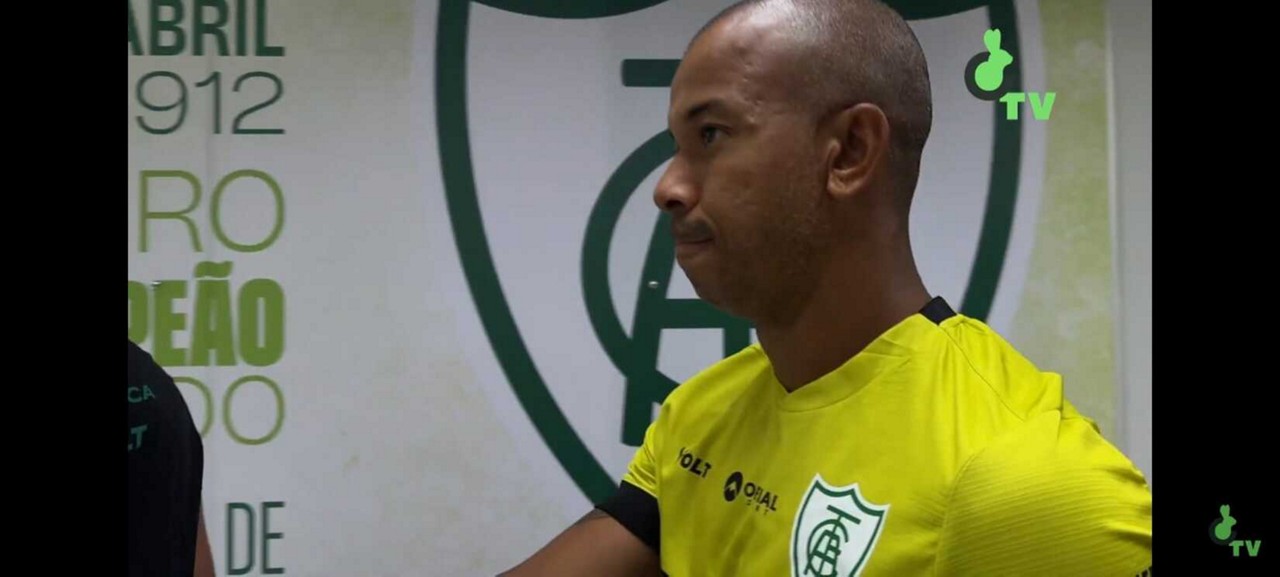 Já com o uniforme do América, lateral conheceu a estrutura do clube e seus novos companheiros