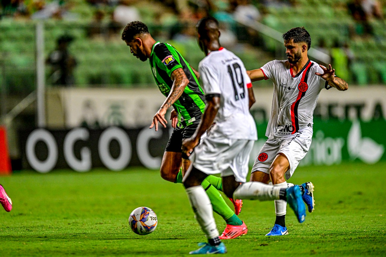 Jonathas marcou três dos sete gols do América no Horto