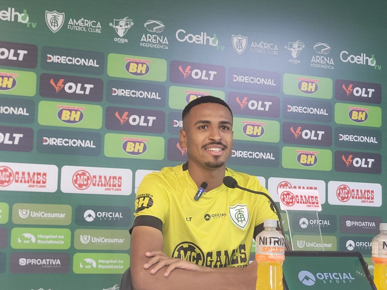 Miqueias, volante do América, em entrevista coletiva. Fotos: 