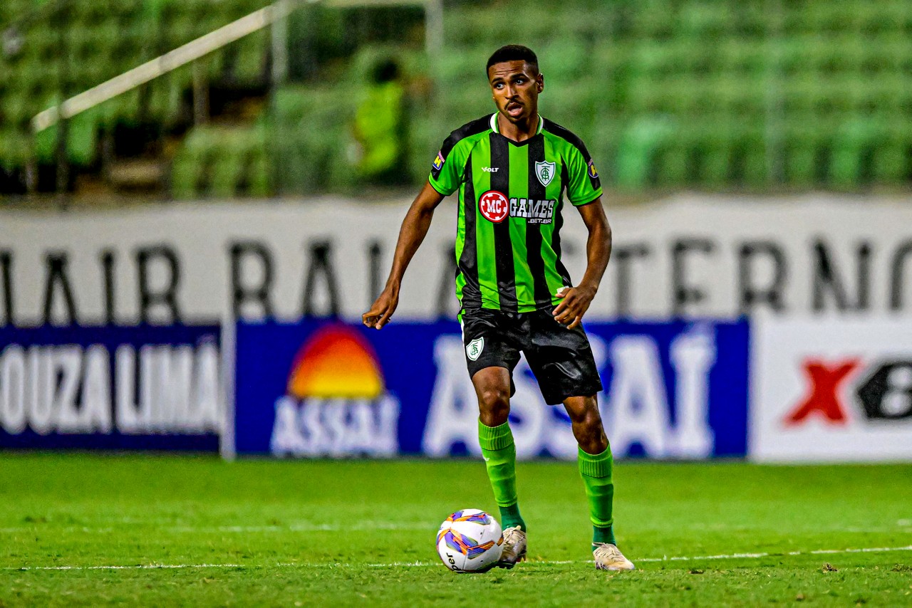 Miqueias em ação durante a partida do América contra o Pouso Alegre