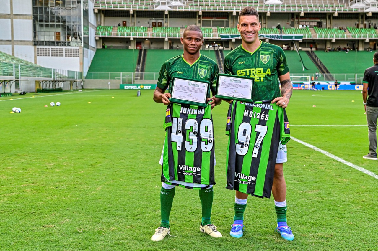 Volante Juninho e meia Moisés foram homenageados pelo Coelho, pois estão se despedindo da equipe alviverde