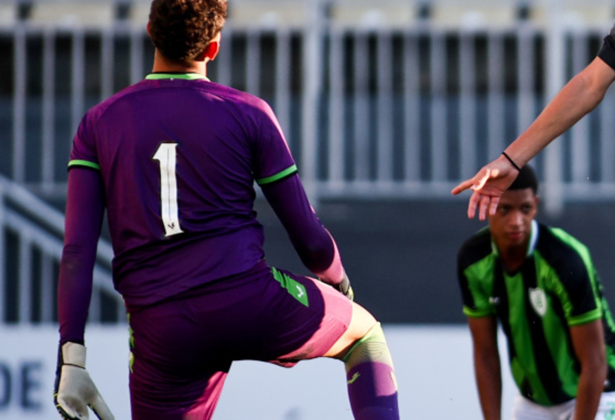 Lance de jogo do América sub-17 durante a disputa do Brasileiro da categoria