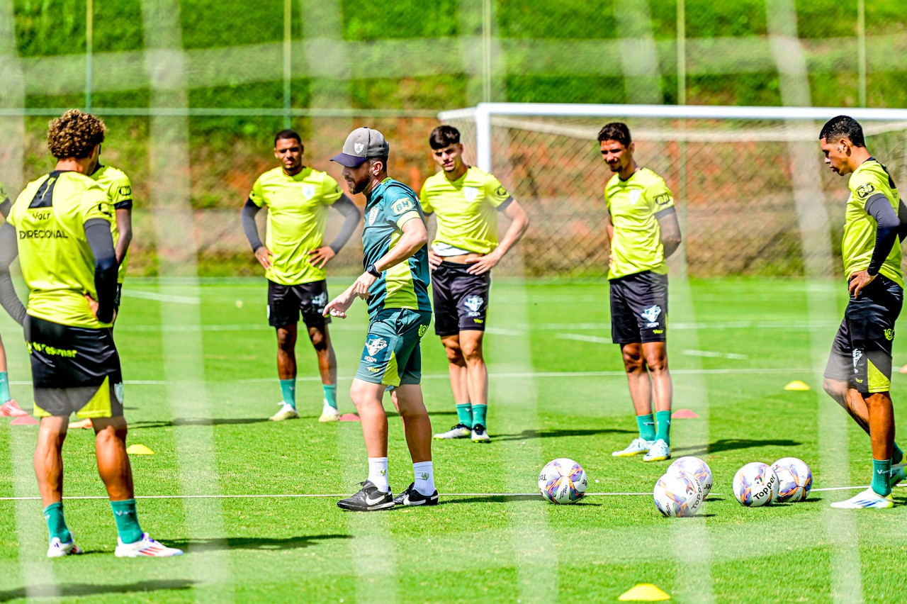 Técnico William Batista passa instruções aos jogadores do América durante treinamento