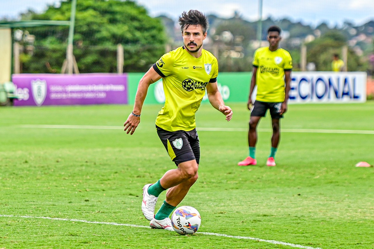 Willian em seu primeiro treino no CT Lanna Drummond