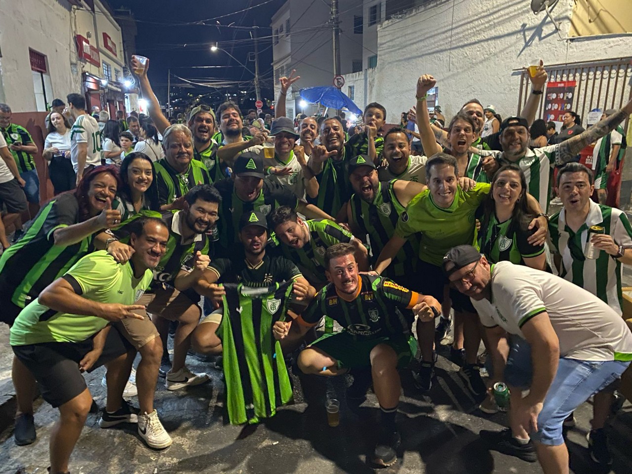 Torcedores do América fazem a festa após classificação para a final do Mineiro
