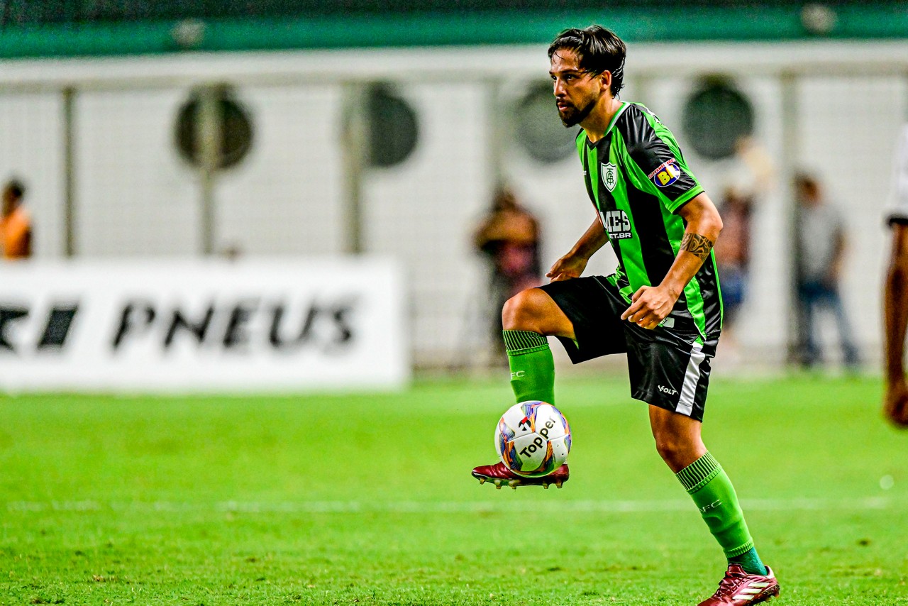 Meia Martín Benítez voltou a lesionar no jogo do América contra o Villa Nova 
