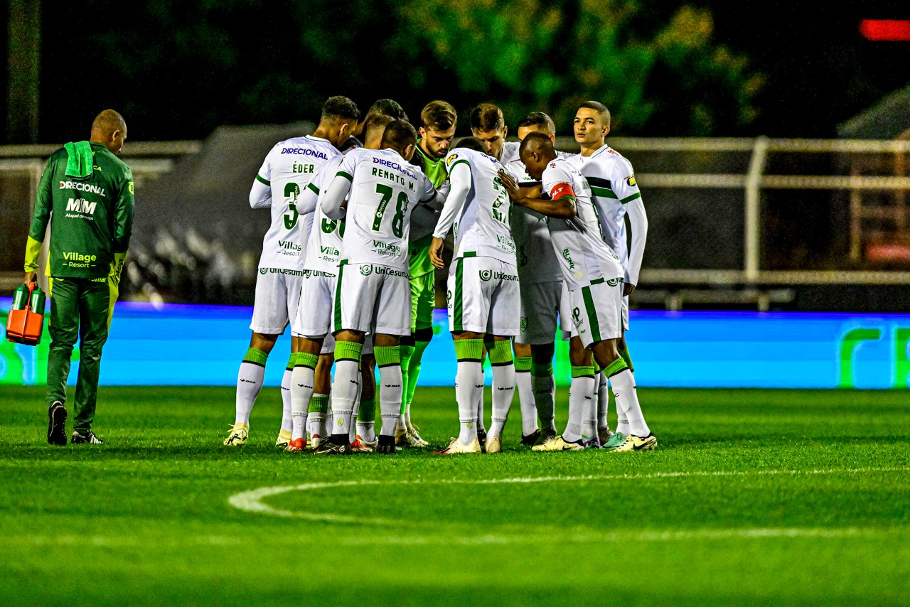América x Brusque fecha a participação das equipes no primeiro turno da Série B