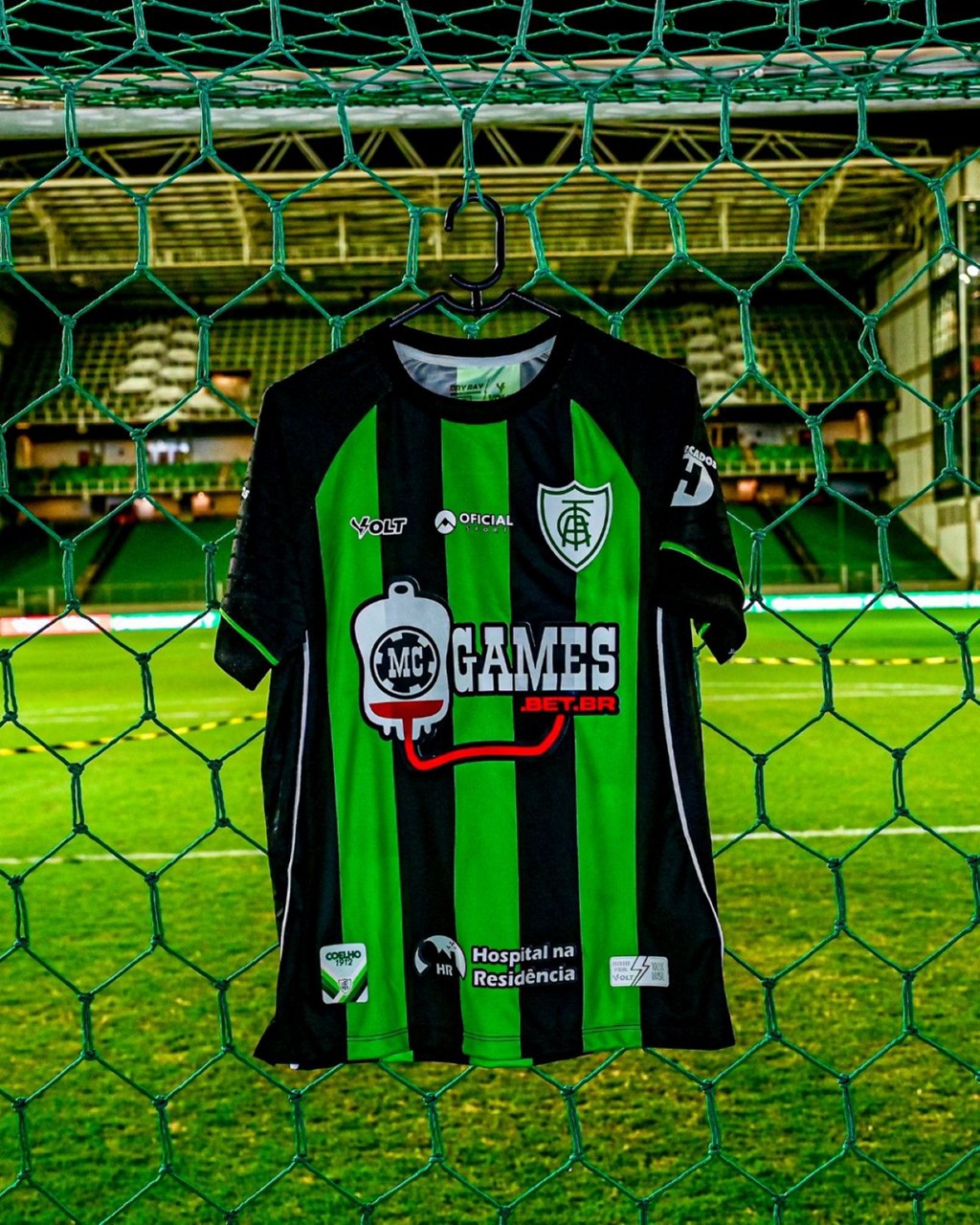 Camisa do América na rede do estádio Independência