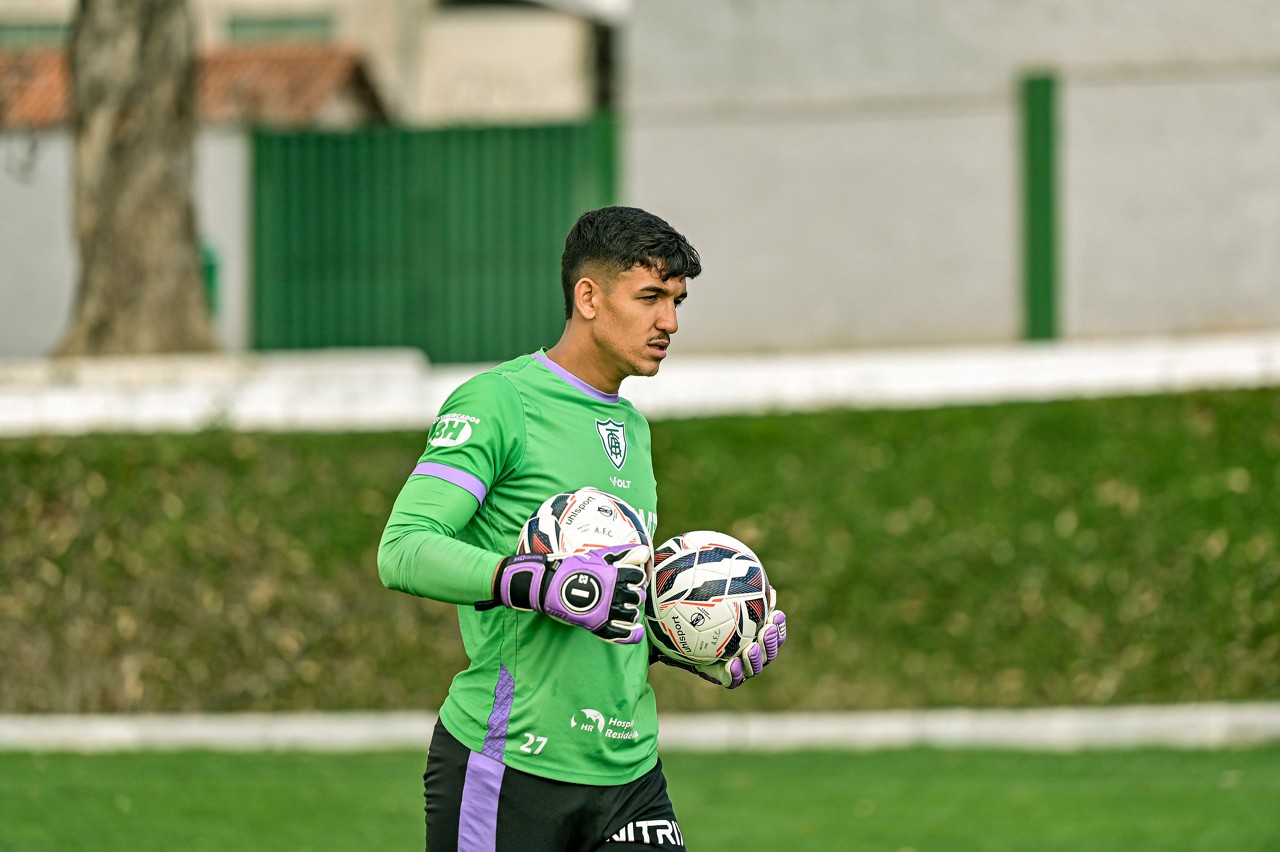 Cássio durante treinamento do América no CT Lanna Drumond