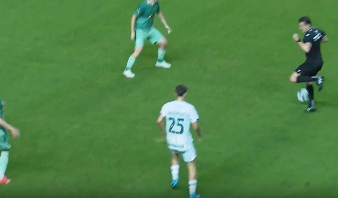 VAR anulou gol do Goiás contra o América por causa de toque da bola no juiz