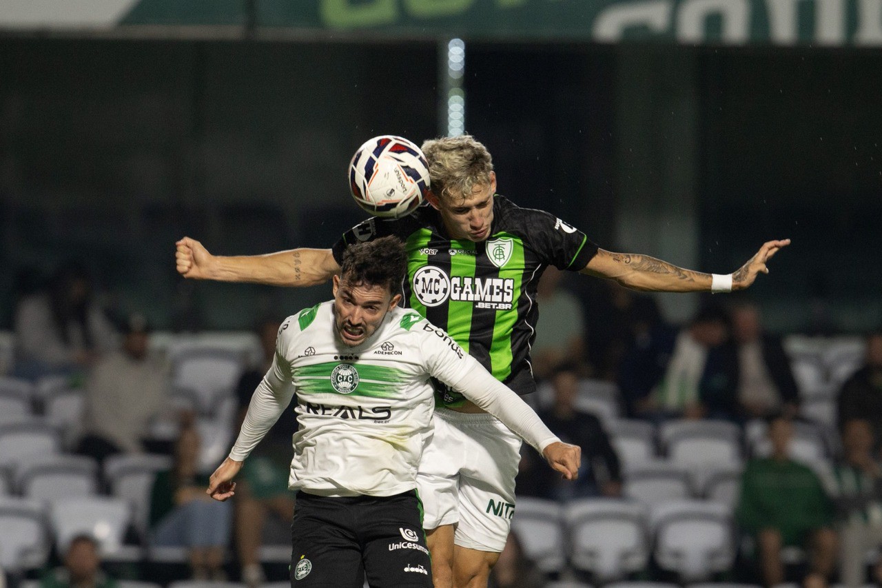 Stênio, do América-MG, disputa bola com Zeca, do Coritiba, durante partida pela Série B do Campeonato Brasileiro 2025. 