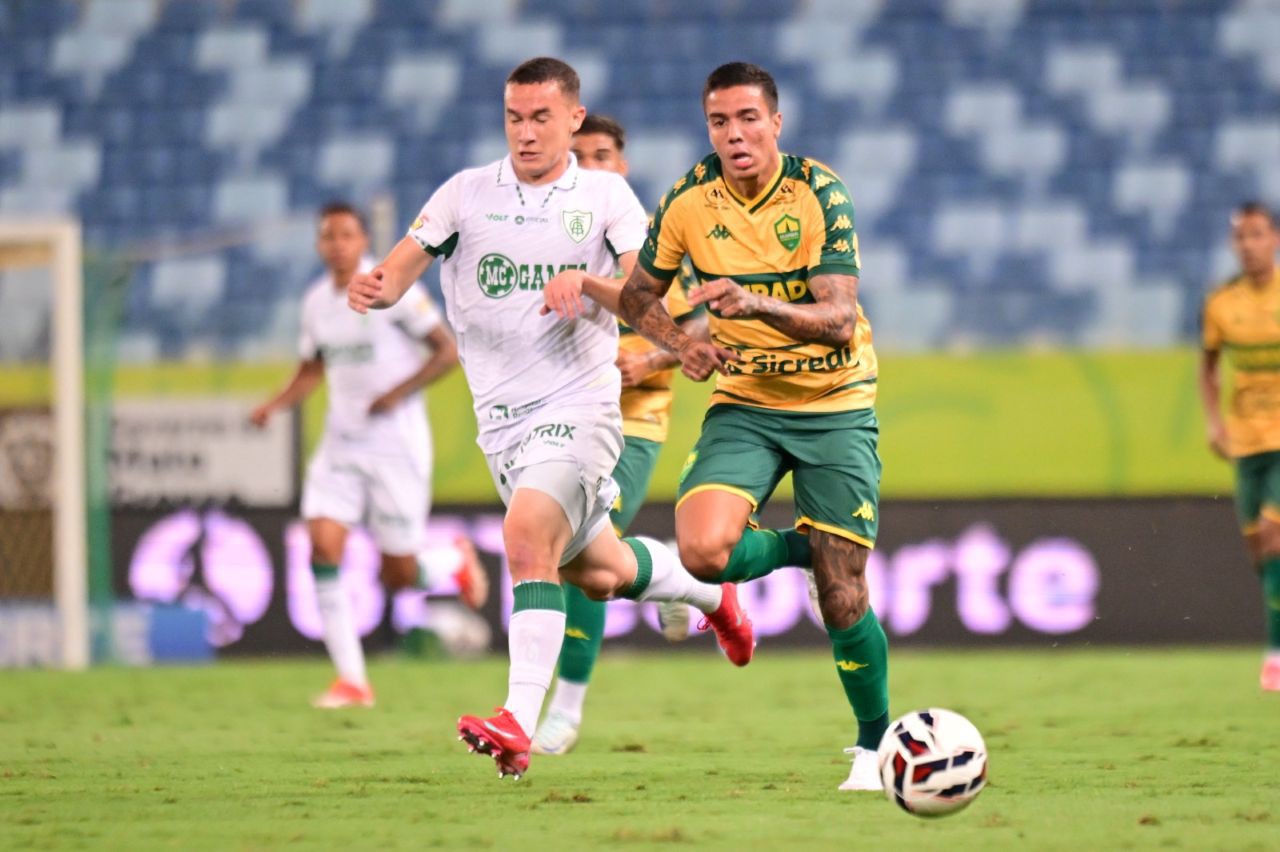Duelo entre Cuiabá e América, pela Série B do Campeonato Brasileiro