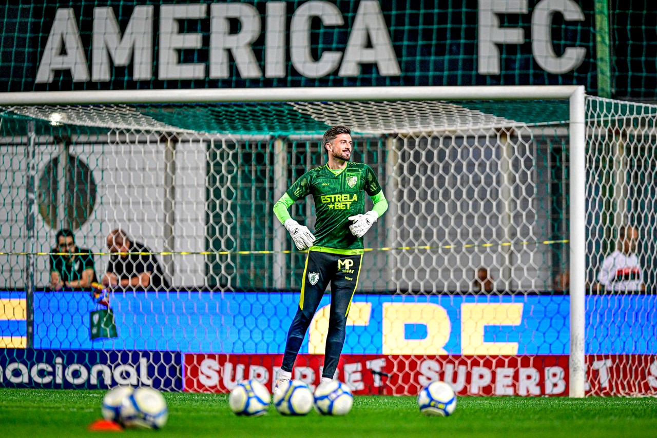 Elias assumiu a titularidade do gol do Coelho em meio à disputa da Série B do Campeonato Brasileiro