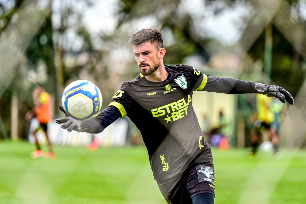 O atleta, que tem contrato só até 30 de novembro, postou uma imagem de sua camisa com a numeração 1 e a legenda: "Gratidão". 