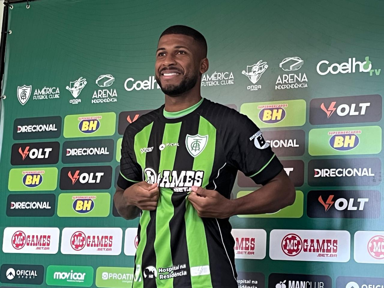 América apresentou Emerson, reforço na zaga, nesta quinta-feira (4/9)