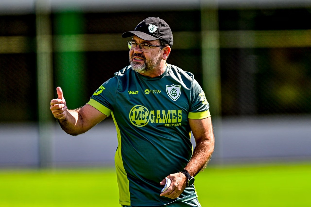 Enderson Moreira prega pés no chão após vitória do América contra o CRB fora de casa