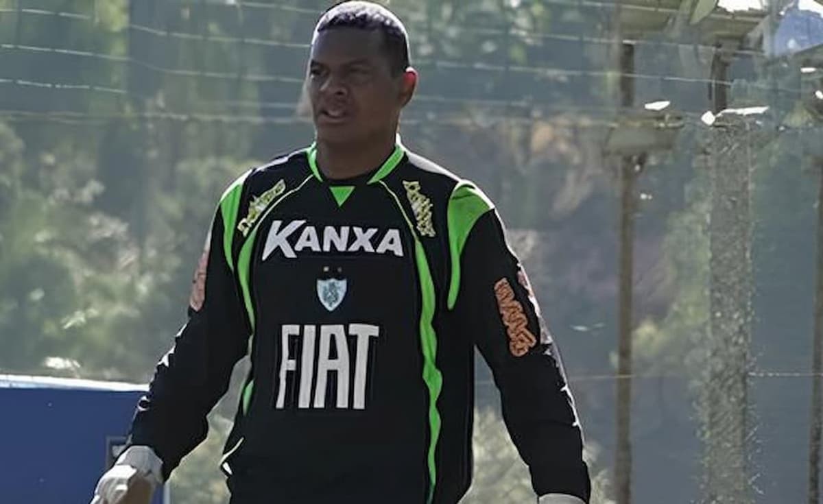 Flávio vestiu a camisa do América após ser campeão brasileiro pelo Athletico-PR, em 2001