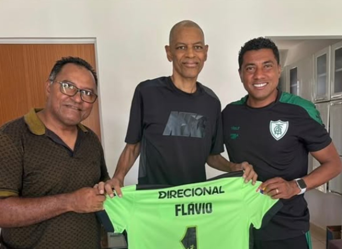Kleberson, diretor técnico do América, se encontra com o ex-goleiro Flávio. Time está em Maceió onde enfrenta o CRB pela Série B