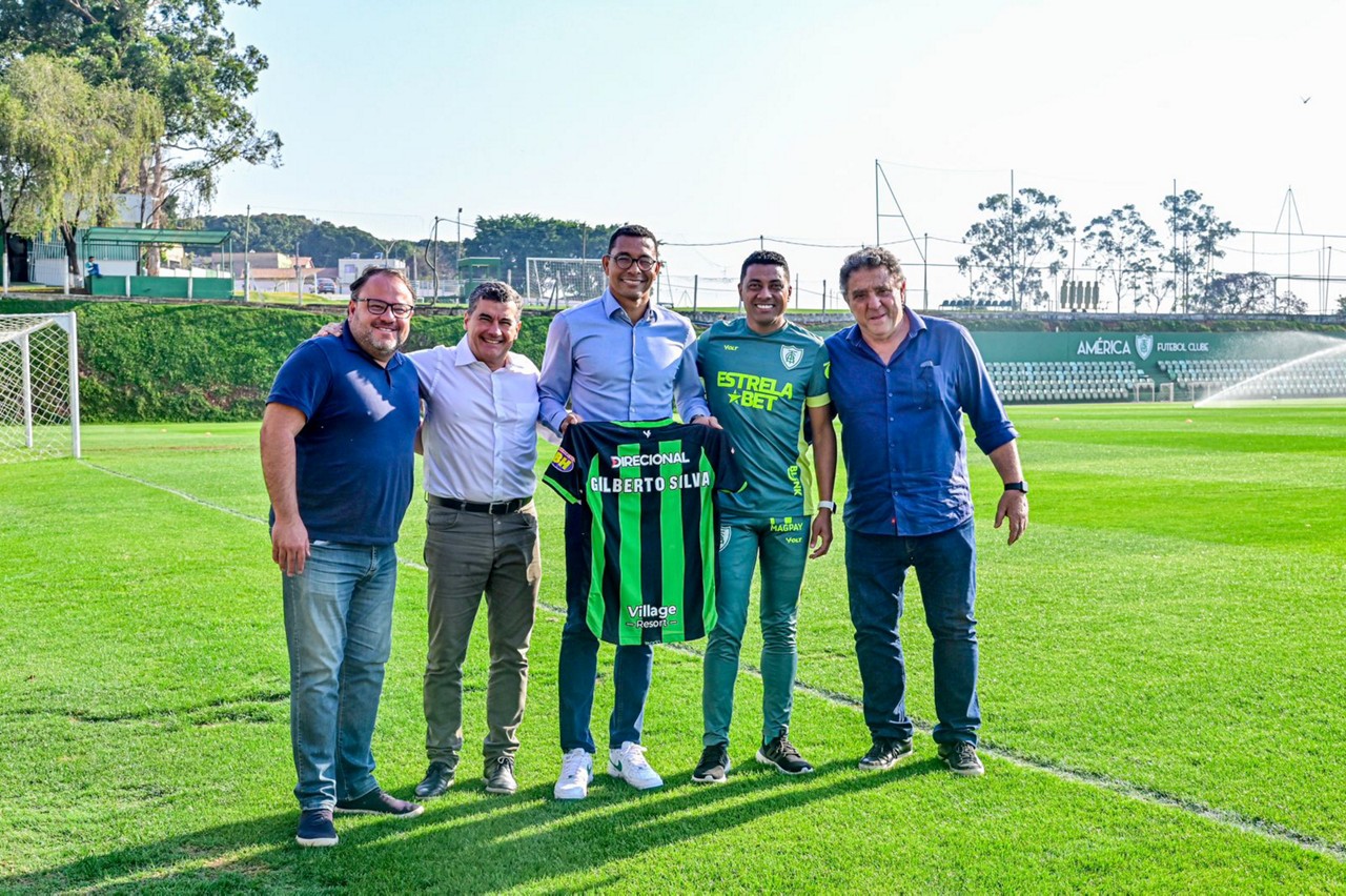 Gilberto Silva foi recebido por alguns dirigentes do América