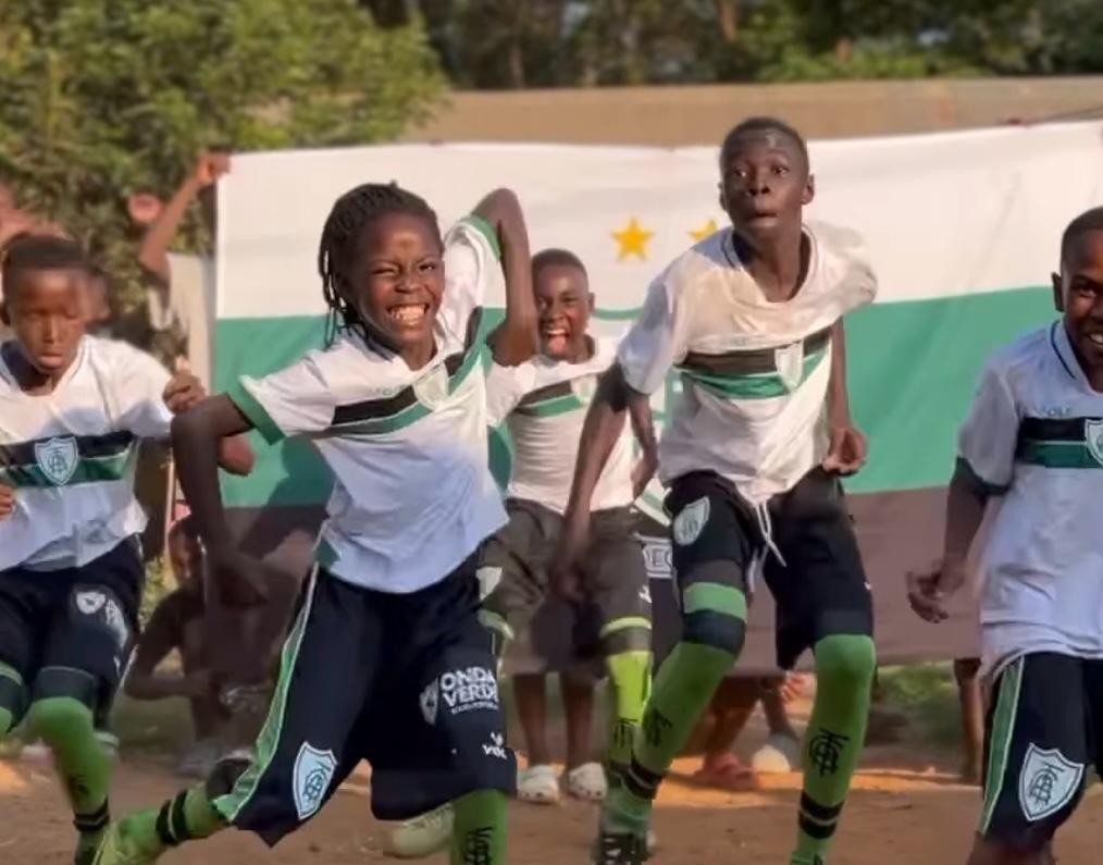 Meninos e meninas do Hyper Kids Africa vestiram o segundo uniforme do América e entregaram muito agito na coreografia especial para o Coelho