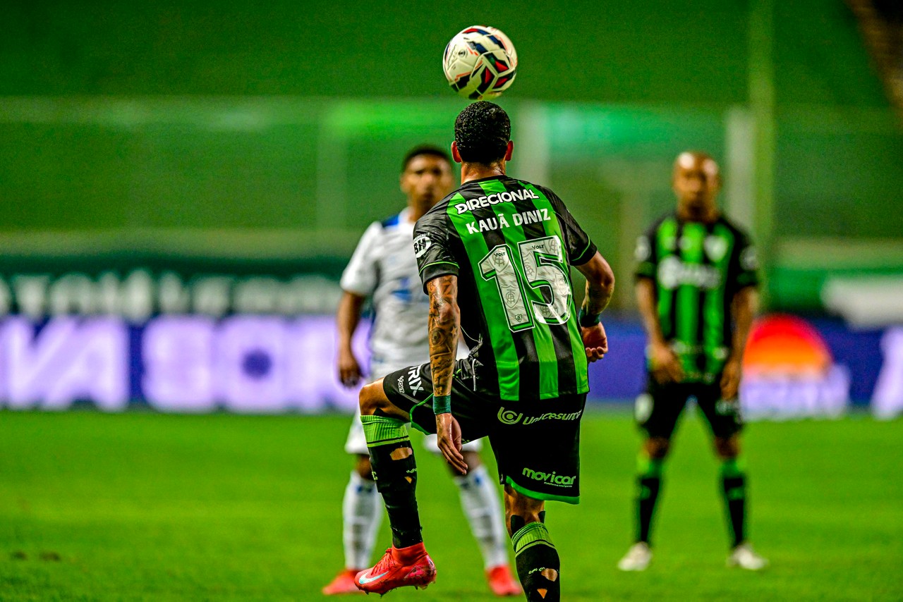 Volante marcou o segundo gol da vitória