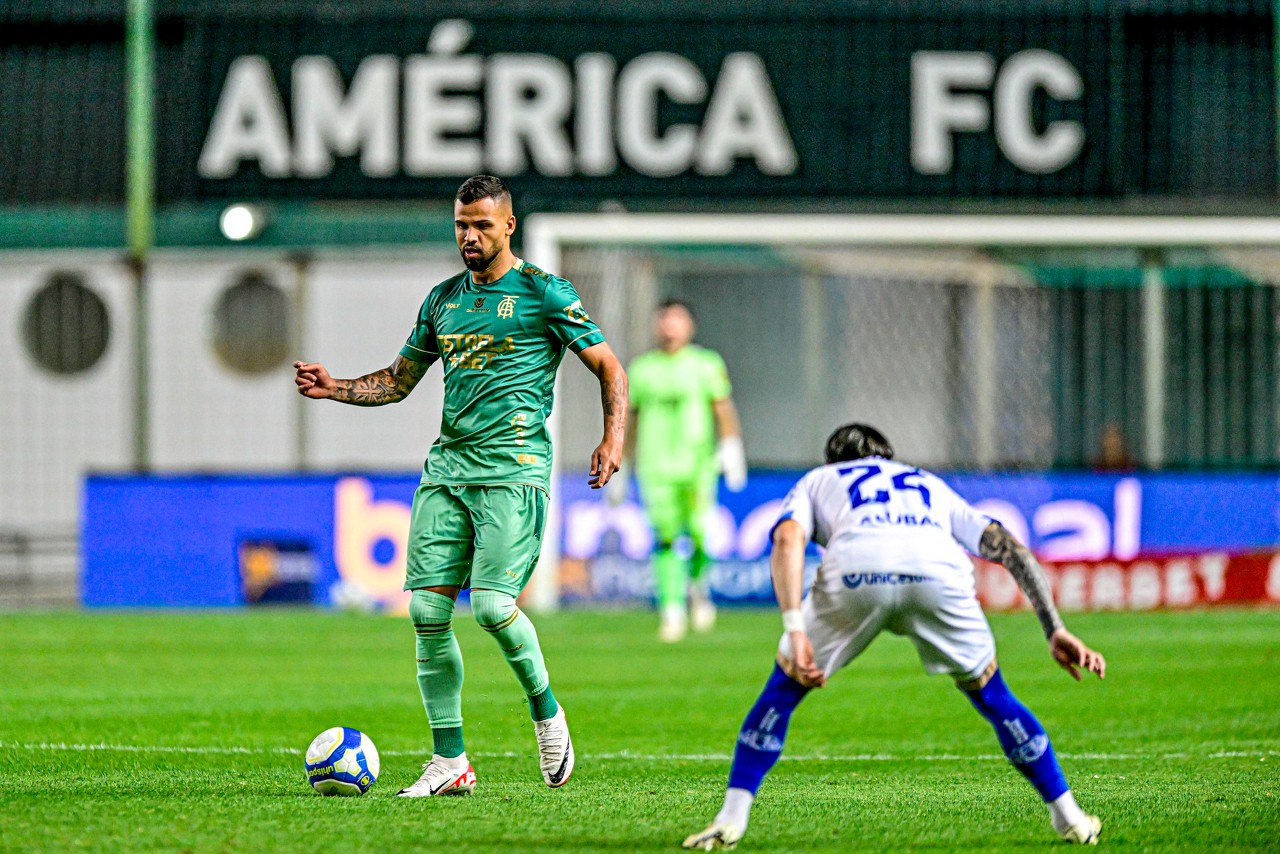 Zagueiro Lucão em ação na partida contra o Paysandu, nessa quarta (18)