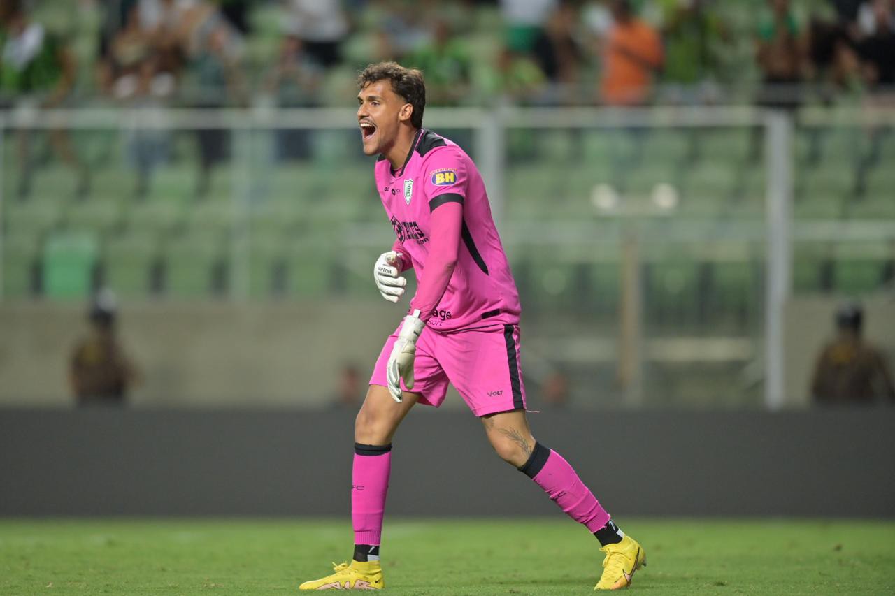 Matheus Mendes comemora defesa de pênalti contra o Cruzeiro