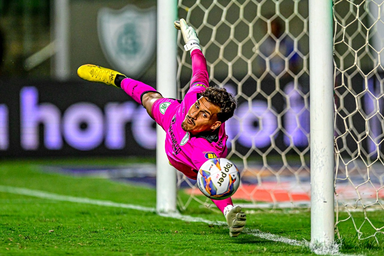 Matheus Mendes defendeu um pênalti na partida contra o Cruzeiro