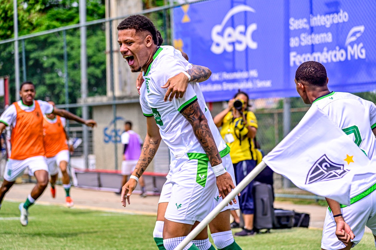 Jogadores do América comemoram gol contra o Galinho final do Mineiro Sub-20, disputada neste sábado (5), no Sesc Venda Nova