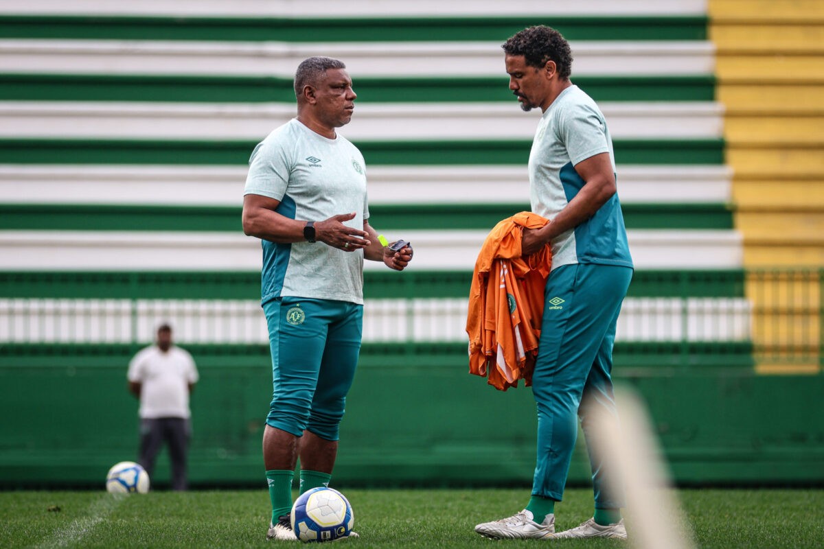 Ex-zagueiro do América, Rafael Lima (à direita) será um dos comandantes da Chape no duelo desta quarta-feira (21), pela Série B