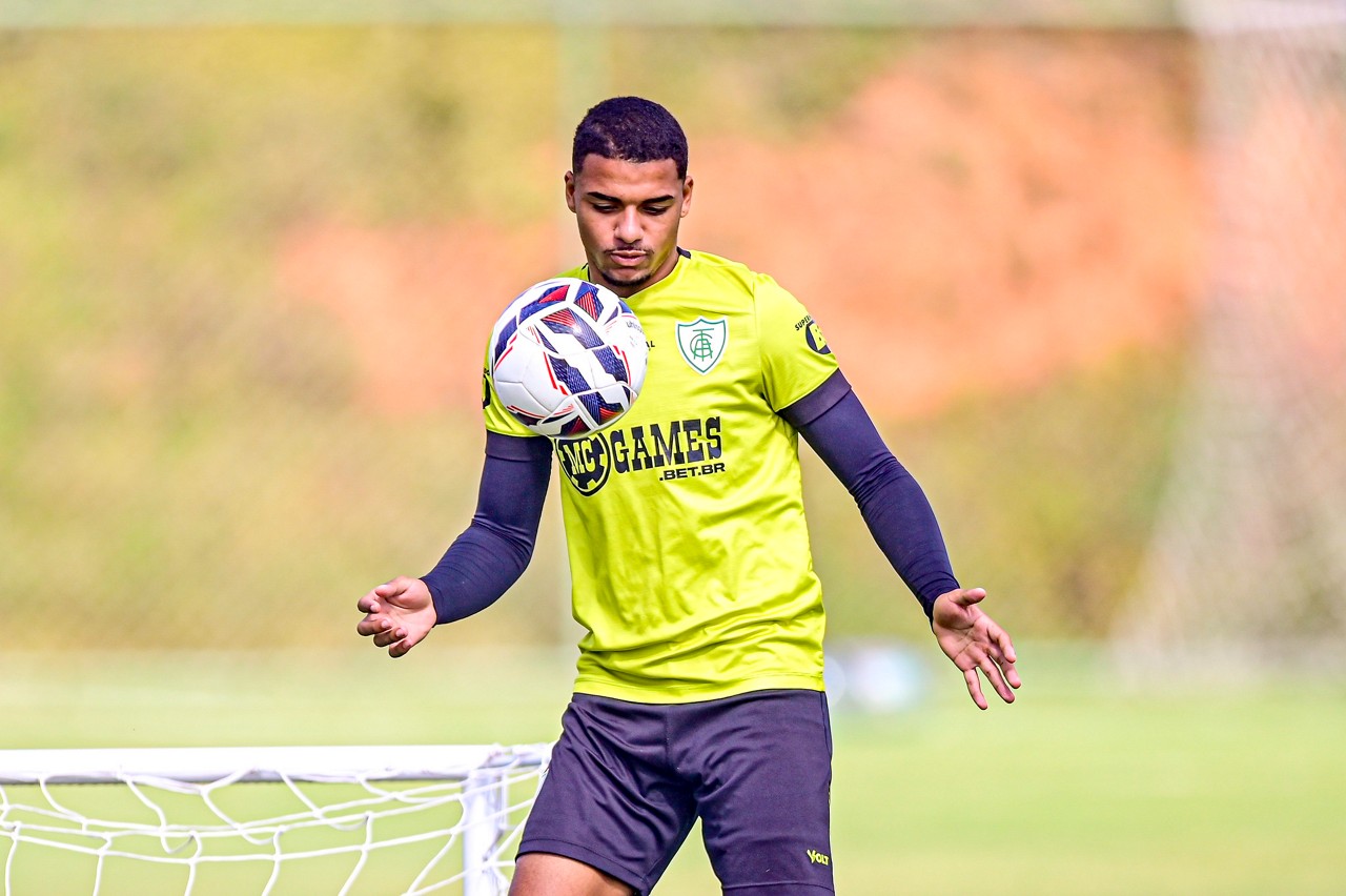 Renato estreou pela equipe profissional do América em 2022