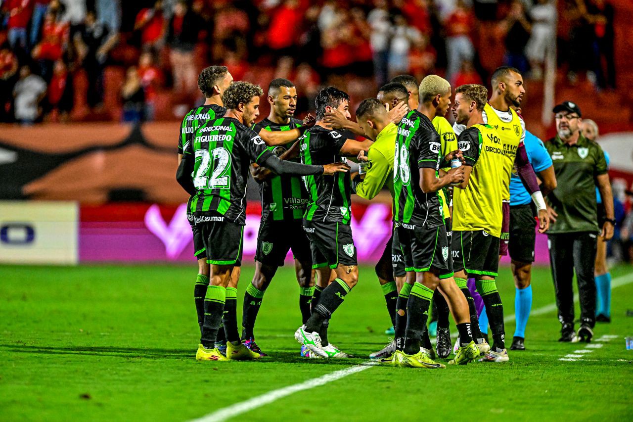 Jogadores do AMérica comemoram gol contra o Vila Nova-Go, pela Série B