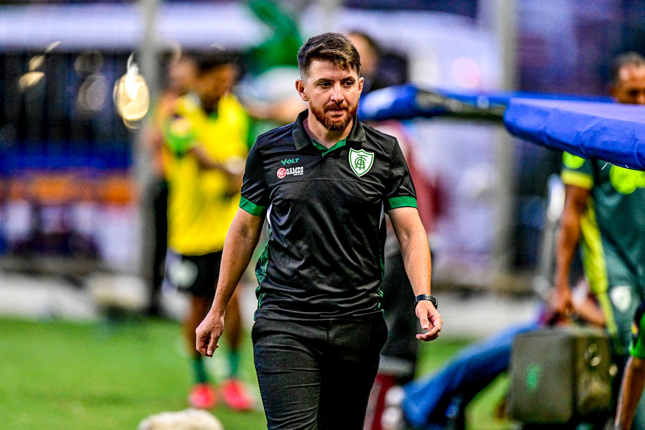 William Batista vai completar diante do Atlético seu quarto jogo no comando do América