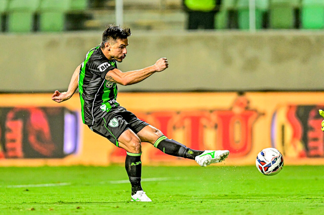 William Bigode fez um belo gol de falta contra o Paysandu