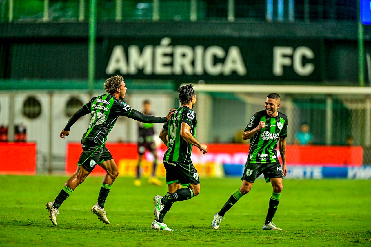 William Bigode comemora gol contra o Atlético-GO, com companheiros de América