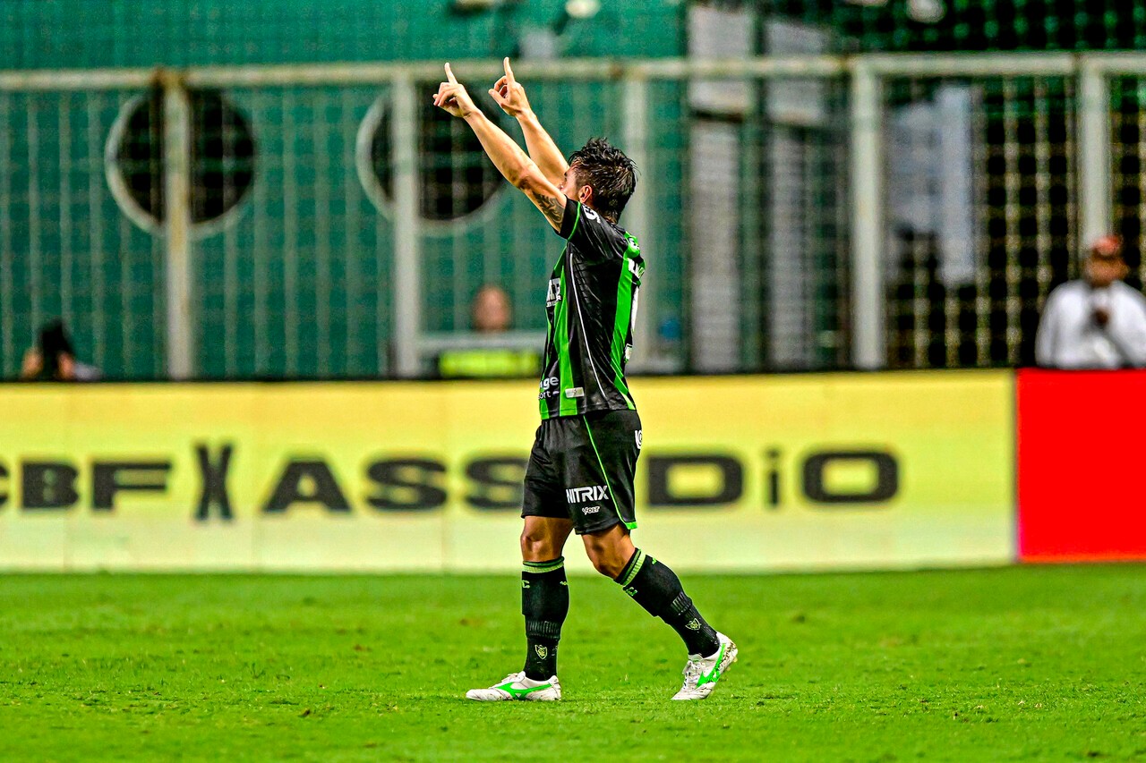 William Bigode comemora gol pelo América