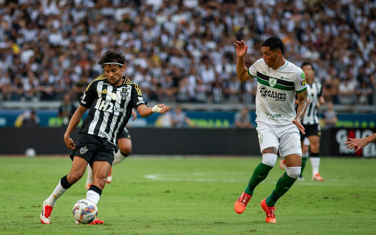 Gustavo Scarpa durante a partida contra o América-MG no estádio Mineirão pelo Campeonato Mineiro 2025. (Foto: Fernando Moreno/AGIF)