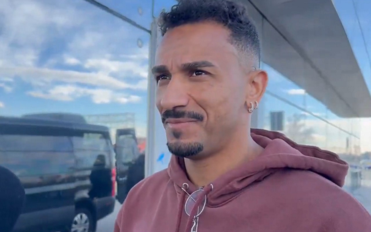 Danilo, jogador que tem acordo com o Flamengo, durante embarque ao Brasil (Foto: Reprodução)