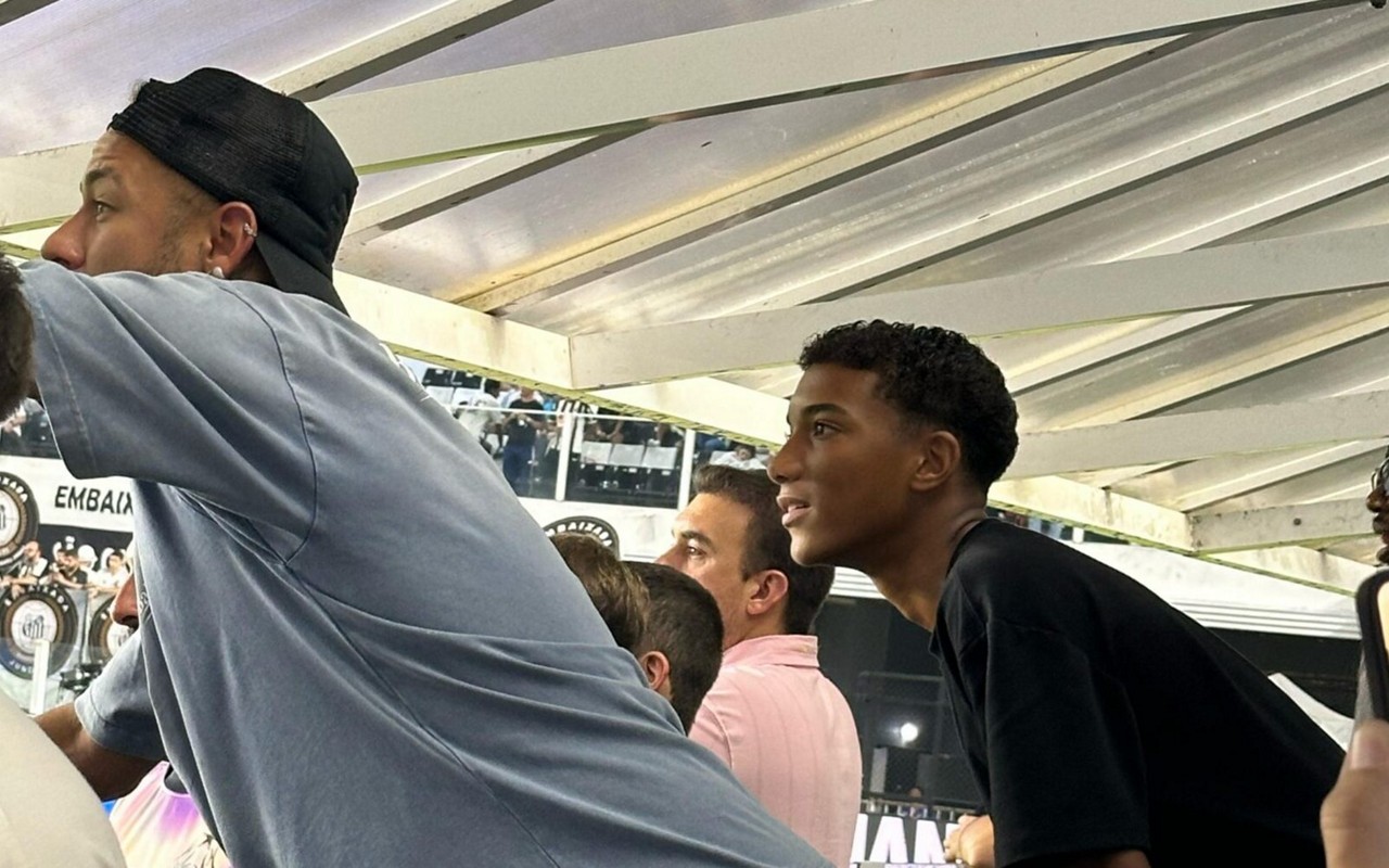 Neymar assiste ao jogo do Santos acompanhado do filho do Robinho; Camisa 10 se recupera de lesão. (Foto: Juliana Yamaoka/ Lance)