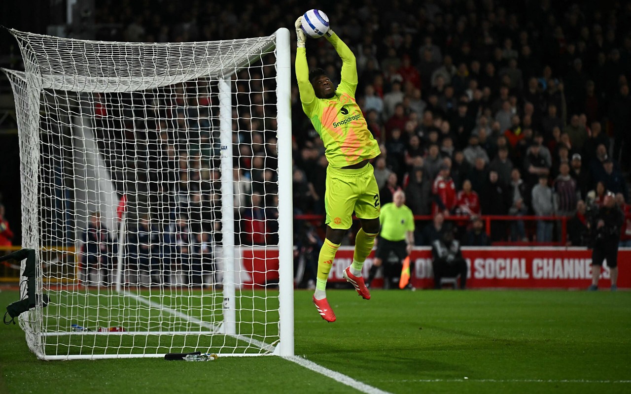 Goleiro do Manchester United, Onana faz defesa em jogo contra o Nottingham Forest (Foto: Paul Ellis/AFP)