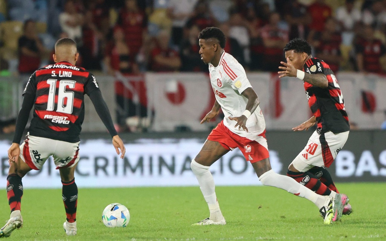 Vitão tira a bola de atacantes do Flamengo (Foto: Ricardo Duarte/SC Internacional)