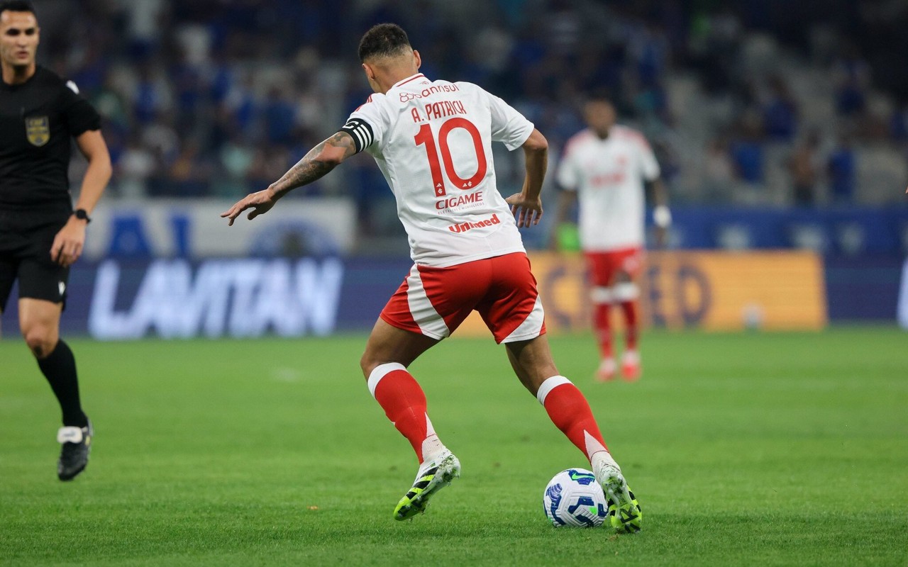 Alan Patrick perdido no jogo contra o Cruzeiro (Foto: Ricardo Duarte/SC Internacional)