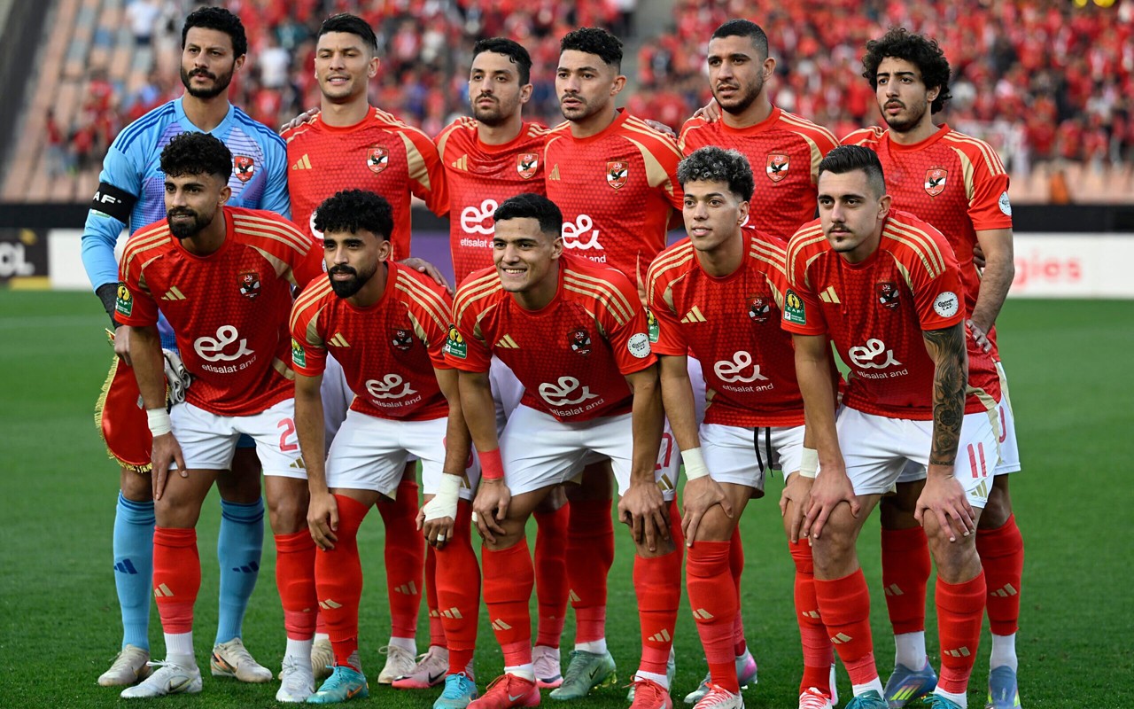 Jogadores do Al-Ahly na semifinal da Champions da CAF (Foto: Khaled Desouki/AFP)