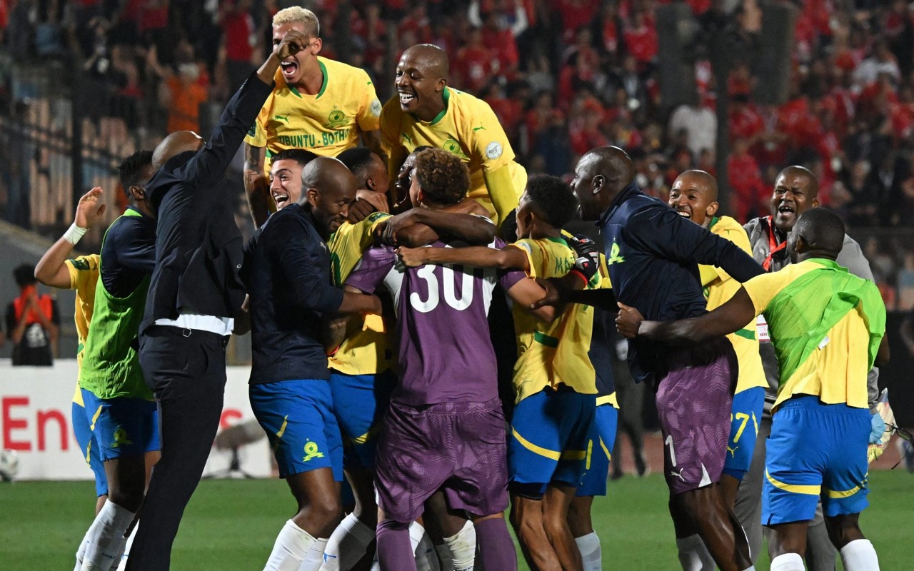 Jogadores do Mamelodi Sundowns comemoram vaga na final da Champions League Africana (Foto: Khaled Desouki/AFP)