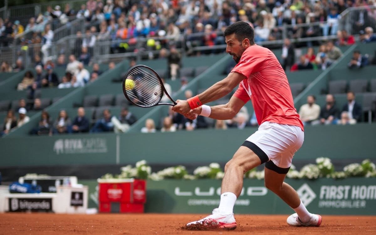O sérvio Novak Djokovic na vitória na estreia em Genebra (Foto: FABRICE COFFRINI / AFP)