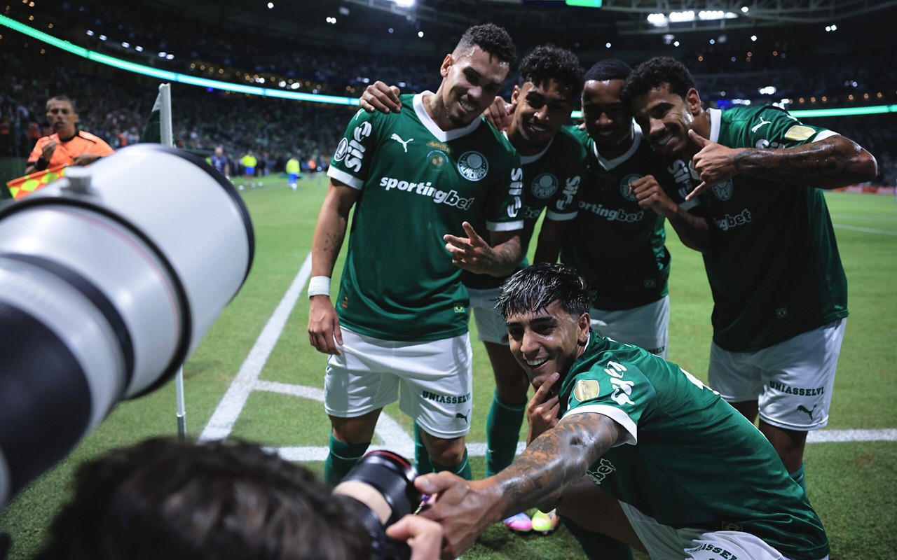 Palmeiras comemora gol diante do Sporting Cristal (Foto: Ettore Chiereguini/AGIF)