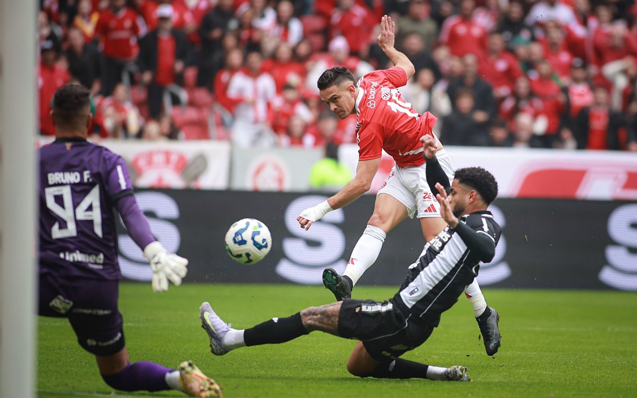 Rafael Borré não tem marcado gols, mas dado assistências (Foto: Ricardo Duarte/SC Internacional)